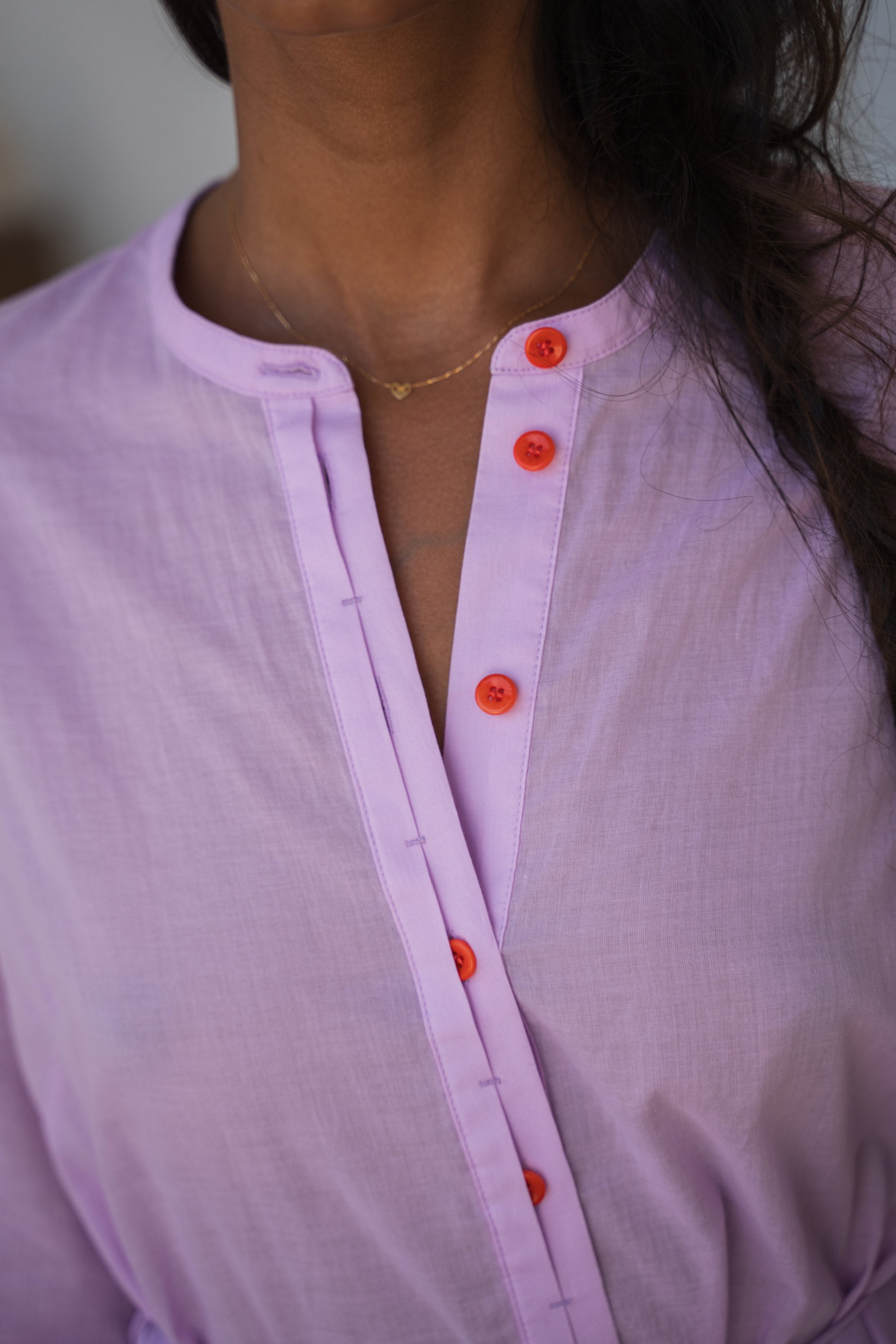 LILLY PILLY woman in a orchid Callie cotton dress showing close-up of the buttons.